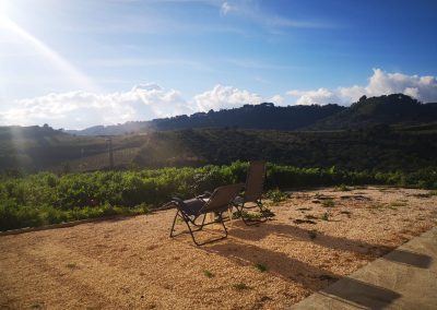 Krzesła wypoczynkowe z widokiem na krajobraz terenu ośrodka Ranczo Salemi