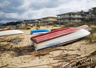 Widok na łodzie pozostawione na plaży, nieopodal ośrodka leczenia uzależnień Ranczo Salemi