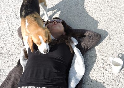 Relaksująca się terapeutka Ośrodka Leczenia Uzależnień Ranczo Salemi z psem