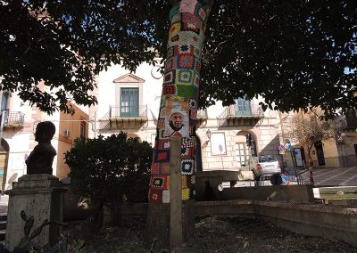 Udekorowane drzewo znajdujące się w mieście w pobliżu Ośrodka Leczenia Uzależnień