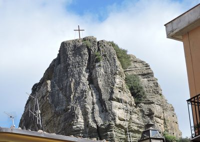 Monumentalny krzyż usytuowany na szczycie góry