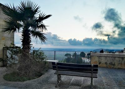Ławka z widokiem na całą panoramę miasta, położonego niedaleko Ośrodka Terapii Uzależnień Ranczo Salemi